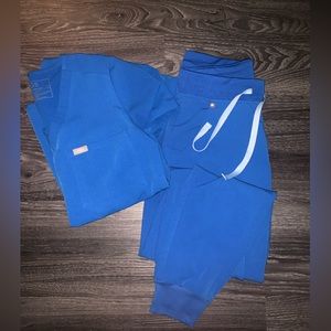 Figs scrub set. XS one pocket scrub top. XS jogger pants.